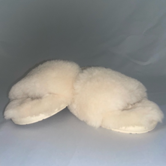 Fluffy UGG Slipper slides - Picture 6 of 6